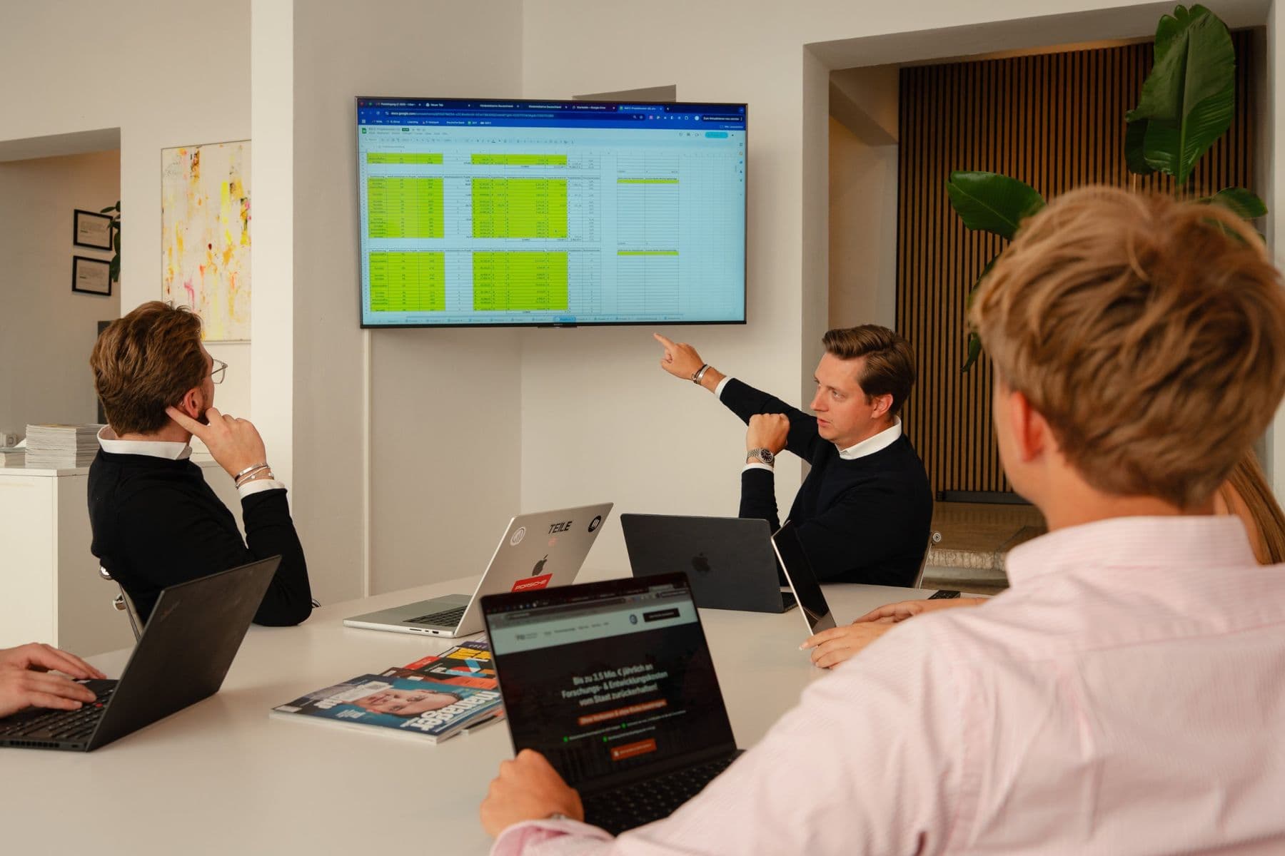 Team-Besprechung im Büro der Förderinitiative Deutschland